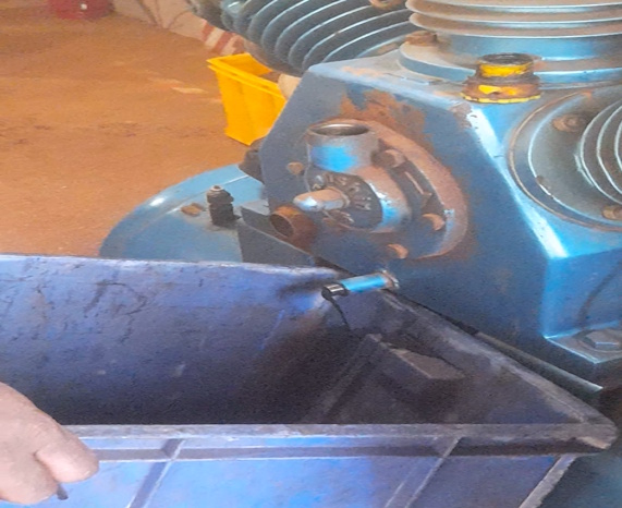 Changing dirty, sludgy used oil of compressor